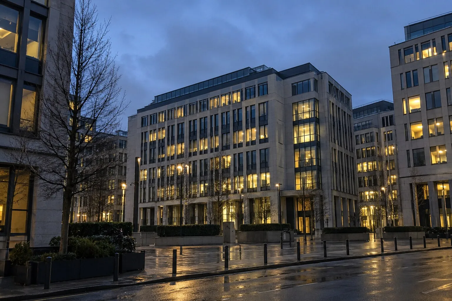 Modern overheidsgebouw bij schemering met verlichte ramen