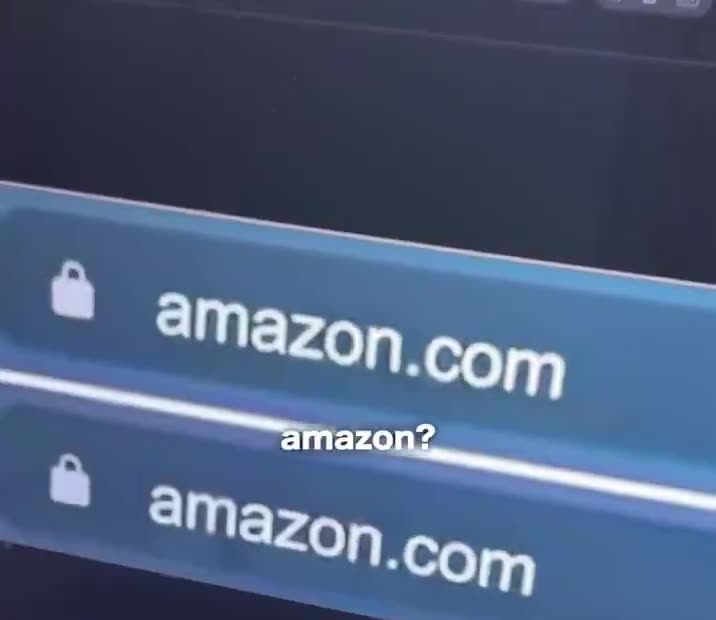 Still uit de video: twee adresbalken met een hangslot, allebei met de tekst amazon.com